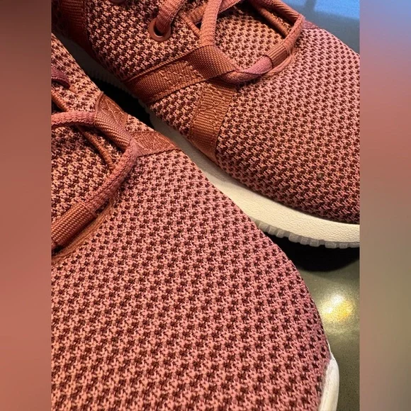 Women’s Reebok Shoes 9 - Picture 7 of 7